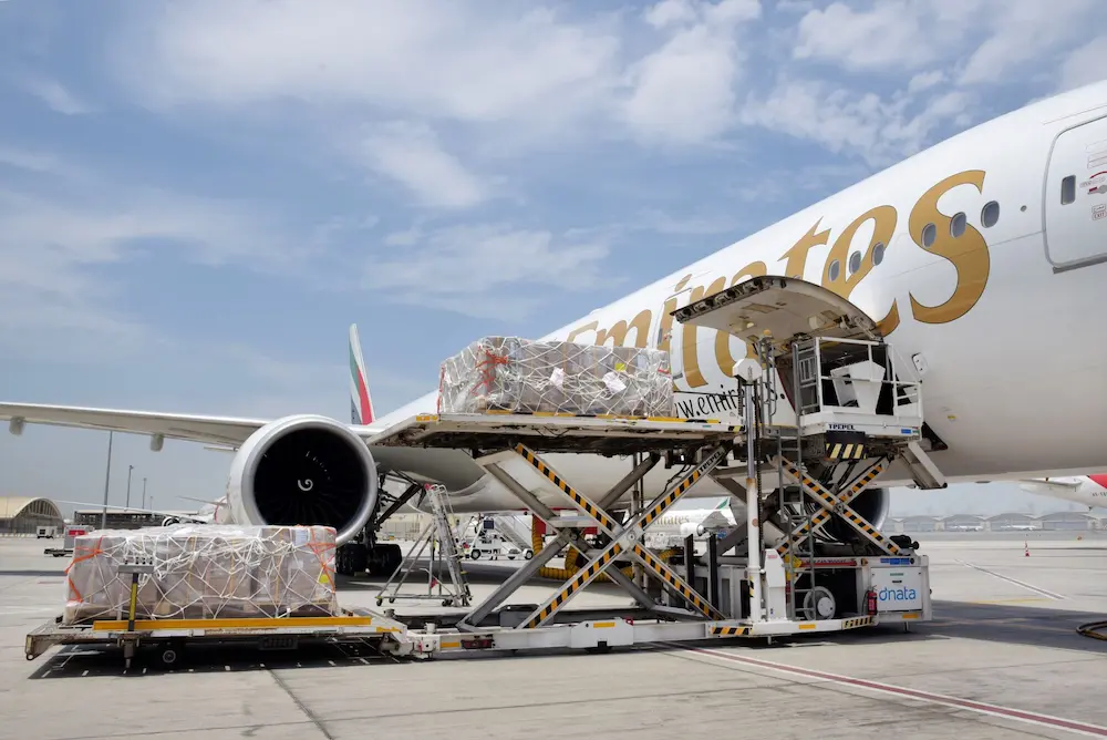 Carga del avión de Emirates SkyCargo 