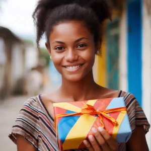 AliExpress Seychelles: A young and happy Seychellois woman stands in the center of Victoria and holds a gift box in her hands.